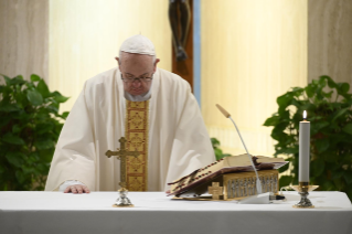 2-Misa celebrada por el papa Francisco de forma privada en la capilla de la Casa Santa Marta: <i>La familiaridad con el Señor</i>