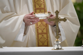 4-Misa celebrada por el papa Francisco de forma privada en la capilla de la Casa Santa Marta: <i>La familiaridad con el Señor</i>