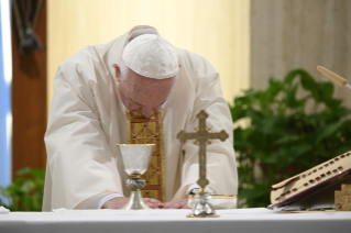 6-Misa celebrada por el papa Francisco de forma privada en la capilla de la Casa Santa Marta: <i>La familiaridad con el Señor</i>