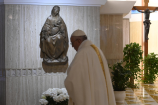 10-Misa celebrada por el papa Francisco de forma privada en la capilla de la Casa Santa Marta: <i>La familiaridad con el Señor</i>