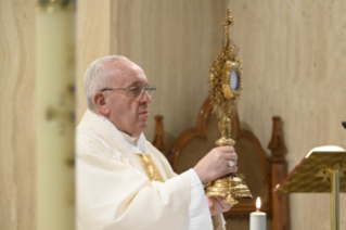 8-Misa celebrada por el papa Francisco de forma privada en la capilla de la Casa Santa Marta: <i>La familiaridad con el Señor</i>