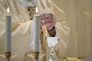6-Misa celebrada por el papa Francisco de forma privada en la capilla de la Casa Santa Marta: <i>Dejemos que la luz de Dios entre en nosotros para no ser como murciélagos en las tinieblas</i>