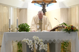 3-Celebrazione della Santa Messa nella Cappella della <i>Domus Sanctae Marthae</i>: "Gesù prega per noi davanti al Padre, mostrando le sue piaghe"