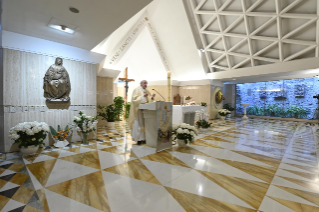 2-Misa celebrada por el papa Francisco de forma privada en la capilla de la Casa Santa Marta: <i>Jesús ruega por nosotros ante el Padre, mostrando sus llagas</i>