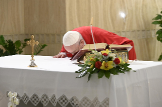 1-Misa celebrada por el papa Francisco de forma privada en la capilla de la Casa Santa Marta. <i>La fe debe ser transmitida, debe ser ofrecida, especialmente con el testimonio</i>