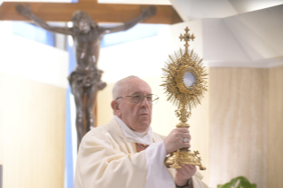 8-Misa celebrada por el papa Francisco de forma privada en la capilla de la Casa Santa Marta: <i>Jesús es nuestro compañero de peregrinación</i>