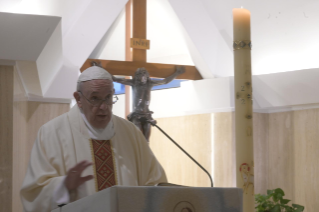 2-Misa celebrada por el papa Francisco de forma privada en la capilla de la Casa Santa Marta: <i>El pequeño linchamiento diario de las habladurías</i>