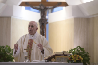 6-Misa celebrada por el papa Francisco de forma privada en la capilla de la Casa Santa Marta: <i>El pequeño linchamiento diario de las habladurías</i>