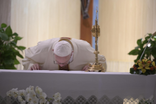 7-Misa celebrada por el papa Francisco de forma privada en la capilla de la Casa Santa Marta: <i>El pequeño linchamiento diario de las habladurías</i>