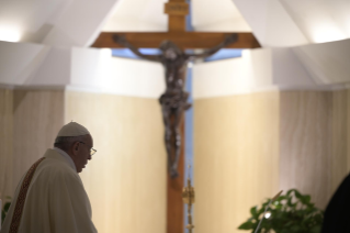 8-Misa celebrada por el papa Francisco de forma privada en la capilla de la Casa Santa Marta: <i>El pequeño linchamiento diario de las habladurías</i>