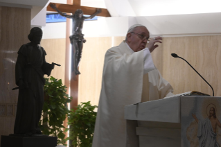 3-Misa celebrada por el papa Francisco de forma privada en la capilla de la Casa Santa Marta: <i>Aprender a vivir los momentos de crisis</i>