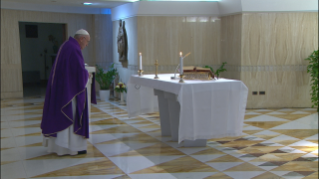 0-Frühmesse in der Kapelle der Casa Santa Marta: Die Priester mit dem Wort Gottes und der Eucharistie inmitten der Kranken
