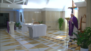4-Frühmesse in der Kapelle der Casa Santa Marta: Die Priester mit dem Wort Gottes und der Eucharistie inmitten der Kranken