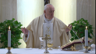 11-Misa celebrada por el papa Francisco de forma privada en la capilla de la Casa Santa Marta: <i>Ante el misterio</i>