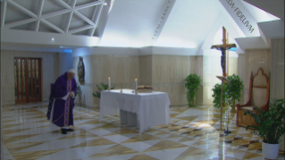 1-Misa celebrada por el papa Francisco de forma privada en la capilla de la Casa Santa Marta: <i>La valentía de callar</i>