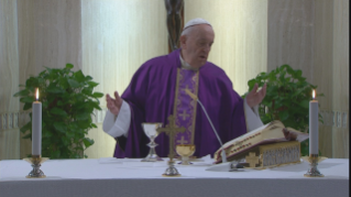 5-Misa celebrada por el papa Francisco de forma privada en la capilla de la Casa Santa Marta: <i>La valentía de callar</i>