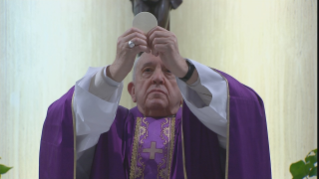 3-Misa celebrada por el papa Francisco de forma privada en la capilla de la Casa Santa Marta: <i>La valentía de callar</i>
