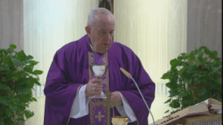 4-Misa celebrada por el papa Francisco de forma privada en la capilla de la Casa Santa Marta: <i>La valentía de callar</i>