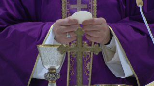 5-Misa celebrada por el papa Francisco de forma privada en la capilla de la Casa Santa Marta: <i>La vanidad nos aleja de la Cruz de Cristo</i>