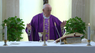 4-Misa celebrada por el papa Francisco de forma privada en la capilla de la Casa Santa Marta: <i>La vanidad nos aleja de la Cruz de Cristo</i>