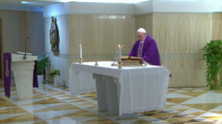 2-Misa celebrada por el papa Francisco de forma privada en la capilla de la Casa Santa Marta: <i>No olvidemos la gratuidad de la revelación</i>