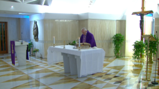 1-Messe quotidienne dans la chapelle de la résidence Sainte-Marthe : « Pour ne pas tomber dans l’indifférence »