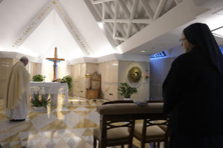 0-Misa celebrada por el papa Francisco de forma privada en la capilla de la Casa Santa Marta. <i>Cómo da la paz el mundo y cómo la da el Señor</i>