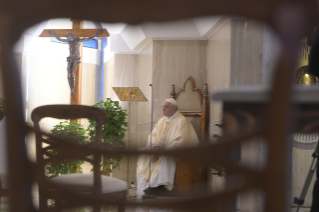 2-Misa celebrada por el papa Francisco de forma privada en la capilla de la Casa Santa Marta. <i>Cómo da la paz el mundo y cómo la da el Señor</i>