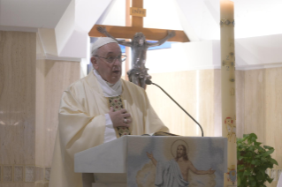 4-Misa celebrada por el papa Francisco de forma privada en la capilla de la Casa Santa Marta. <i>Cómo da la paz el mundo y cómo la da el Señor</i>