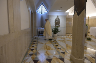 16-Messe quotidienne dans la chapelle de la résidence Sainte-Marthe : « Comment le monde donne-t-il la paix et comment le Seigneur la donne-t-il ? »
