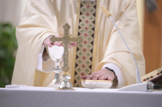 7-Misa celebrada por el papa Francisco de forma privada en la capilla de la Casa Santa Marta. <i>Cómo da la paz el mundo y cómo la da el Señor</i>