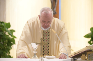 11-Misa celebrada por el papa Francisco de forma privada en la capilla de la Casa Santa Marta. <i>Cómo da la paz el mundo y cómo la da el Señor</i>