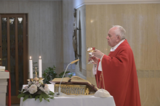 6-Misa celebrada por el papa Francisco de forma privada en la capilla de la Casa Santa Marta. <i>Día de fraternidad, día de penitencia y oración</i>