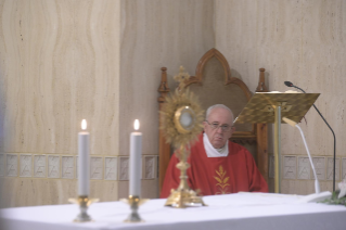8-Misa celebrada por el papa Francisco de forma privada en la capilla de la Casa Santa Marta. <i>Día de fraternidad, día de penitencia y oración</i>
