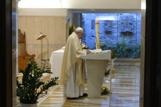 6-Misa celebrada por el papa Francisco de forma privada en la capilla de la Casa Santa Marta. <i>La relación con Dios es gratuita, es una relación de amistad</i>