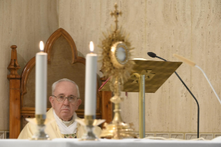 12-Misa celebrada por el papa Francisco de forma privada en la capilla de la Casa Santa Marta: <i>El Espíritu Santo nos recuerda el acceso al Padre</i>