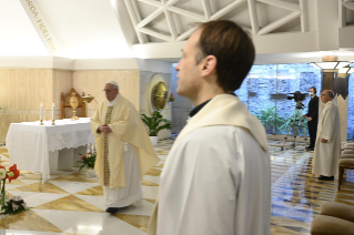 15-Misa celebrada por el papa Francisco de forma privada en la capilla de la Casa Santa Marta: <i>El Espíritu Santo nos recuerda el acceso al Padre</i>