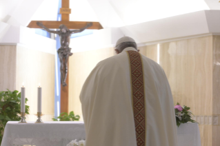 0-Holy Mass presided over by Pope Francis at the Casa Santa Marta in the Vatican: “Having the courage to see through our darkness, so the light of the Lord may enter and save us” 