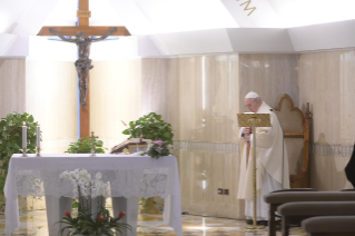 3-Misa celebrada por el papa Francisco de forma privada en la capilla de la Casa Santa Marta: <i>Tener el valor de ver nuestras tinieblas  para que la luz del Señor entre y nos salve</i>