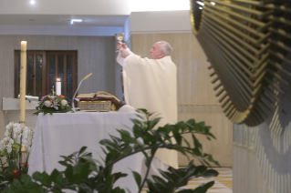8-Misa celebrada por el papa Francisco de forma privada en la capilla de la Casa Santa Marta: <i>Tener el valor de ver nuestras tinieblas  para que la luz del Señor entre y nos salve</i>