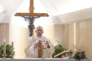 10-Misa celebrada por el papa Francisco de forma privada en la capilla de la Casa Santa Marta: <i>Tener el valor de ver nuestras tinieblas  para que la luz del Señor entre y nos salve</i>