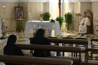8-Misa celebrada por el papa Francisco de forma privada en la capilla de la Casa Santa Marta: <i>El Espíritu Santo crea la armonía de la Iglesia, el espíritu maligno destruye </i>