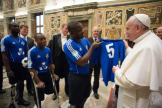 2-A los participantes en una conferencia organizada en el Vaticano con motivo del quinto aniversario del terremoto de Haití
