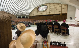6-Udienza ai donatori del Presepio e dell'Albero di Natale in Piazza San Pietro