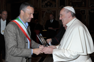 0-Alle delegazioni da Verona e da Catanzaro per il dono del Presepio e dell'Albero di Natale in Piazza San Pietro