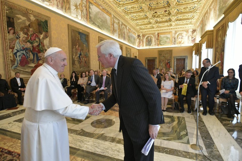 Papa saluda al presidente del comité judío