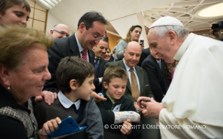 1-A los empleados de la Santa Sede y del Estado de la Ciudad del Vaticano para el intercambio de las felicitaciones navide&#xf1;as