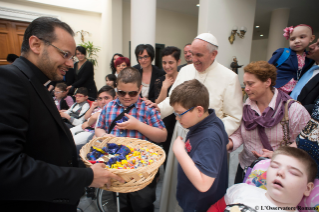 0-Encontro do Santo Padre com algumas crian&#xe7;as doentes e seus familiares