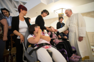 2-Encontro do Santo Padre com algumas crian&#xe7;as doentes e seus familiares