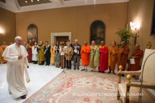 3-A los participantes en un encuentro de diálogo entre budistas y católicos de los Estados Unidos, organizado por el movimiento de los Focolares y el Consejo Pontificio para el Diálogo Interreligioso